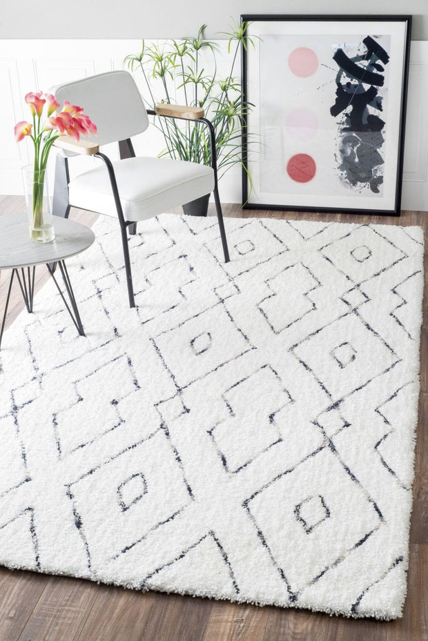 Hand Tufted Beaulah Shaggy Rug in White design by NuLoom